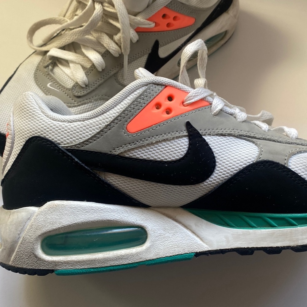 Blanco con negro un poco de salmón y verde